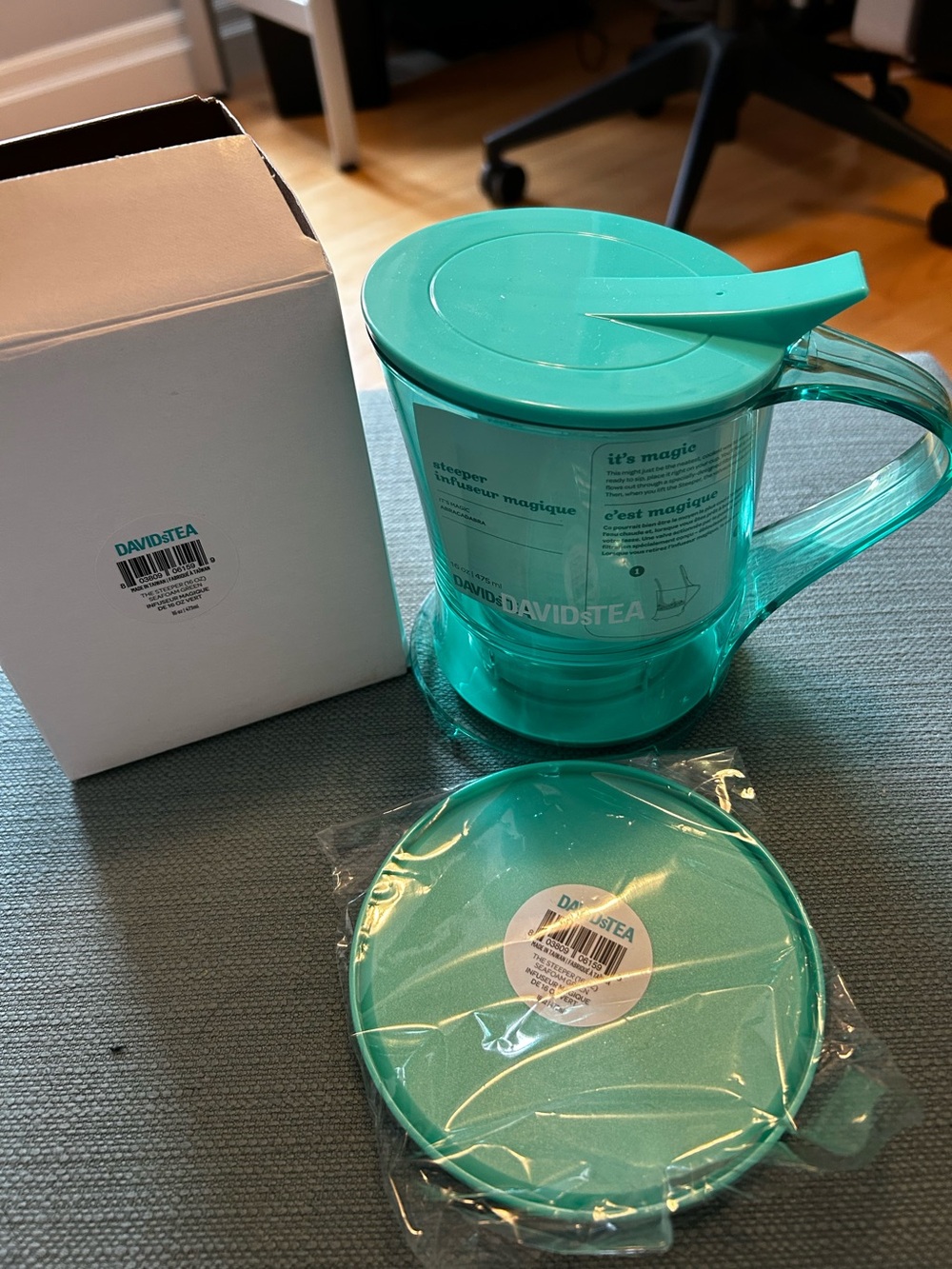 DAVIDsTEA 16 oz bottom-dispensing tea steeper in Seafoam green